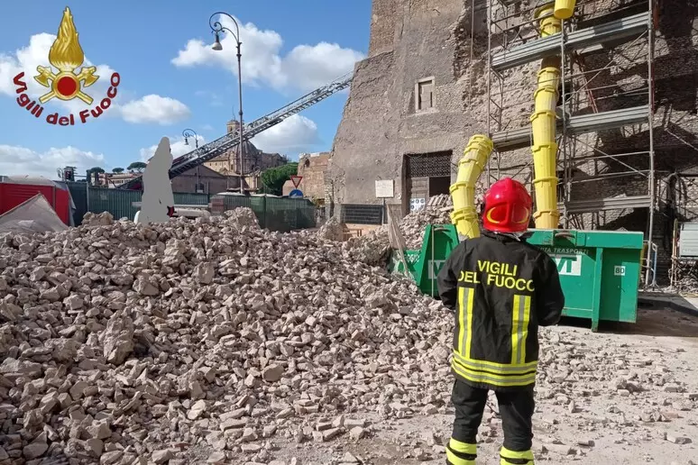 S-a prăbușit o parte din Torre dei Conti, turnul emblematic din centrul Romei. Un bărbat a fost scos de sub dărâmături