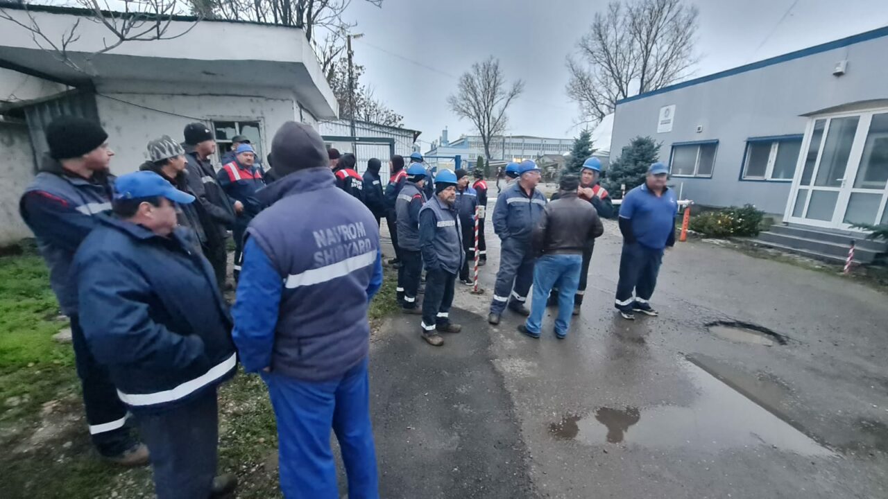 Muncitorii de la Navrom Galaţi au început ziua de lucru cu grevă de avertisment. Au transmis şi un mesaj către patronat:”Hoţii, hoţii!”