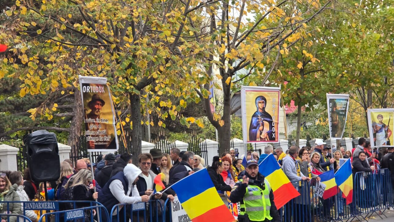 Călin Georgescu, întâmpinat de sute de oameni la Poliția Buftea, pentru controlul judiciar