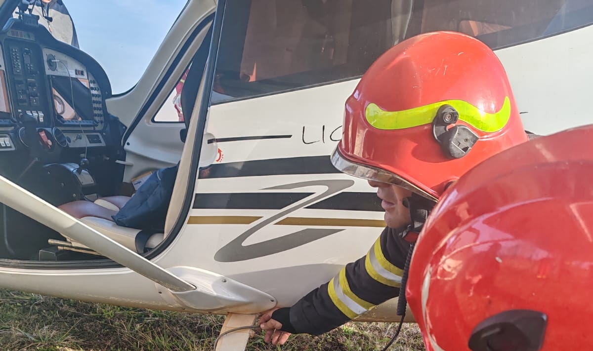Un avion cu defecțiuni la roata din spate a aterizat în siguranță în Neamț. Pilotul nu a avut nevoie de îngrijiri medicale