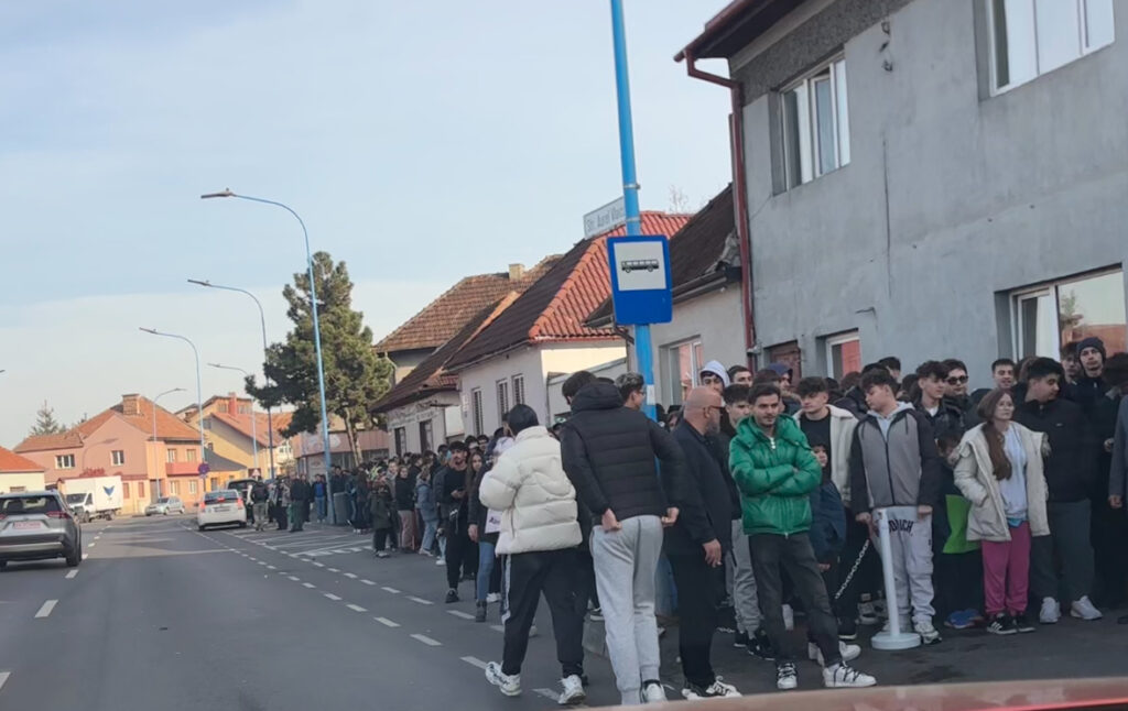 Cozi incredibile pentru o șaorma gratis. Sute de oameni au stat ore în șir la coadă, blocând un trotuar la Brașov