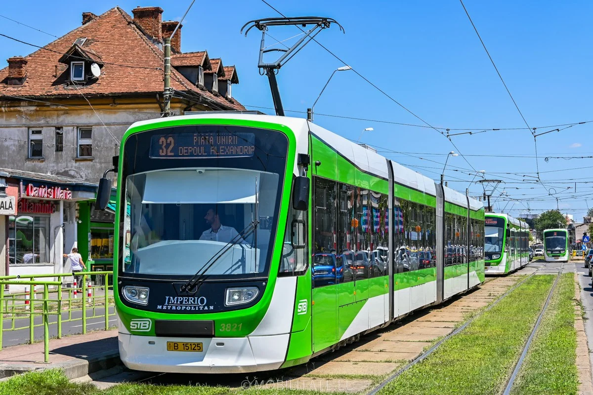 Imaginea virală dintr-un tramvai Imperio nou din București, de pe Linia 32. Cum a putut să intre un călător în transportul public