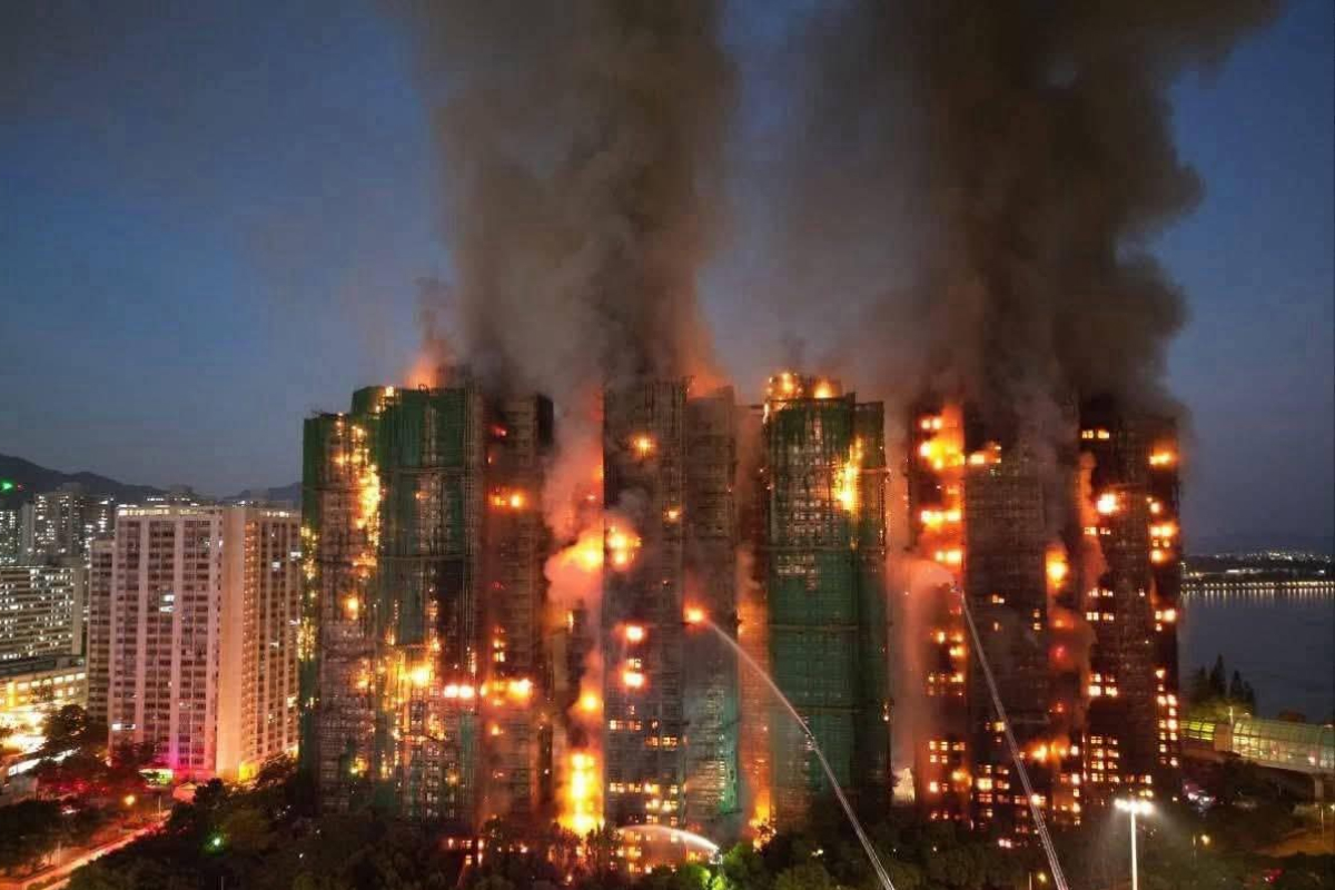 BILANȚUL incendiului din blocurile-turn din Hong Kong urcă la 94 de morți și 300 de dispăruți. Pompierii: „Vom intra cu forța în toate apartamentele”