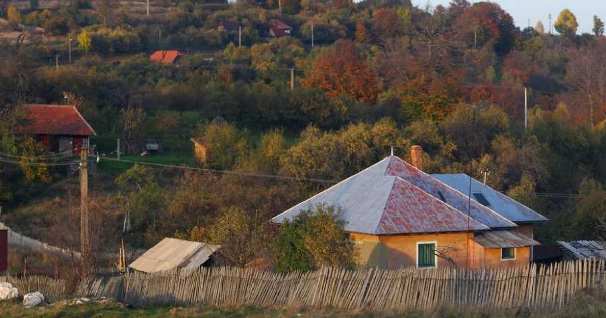 Satul din România care are doar 14 locuitori are pistă de biciclete asfaltată, dat drumuri din pământ