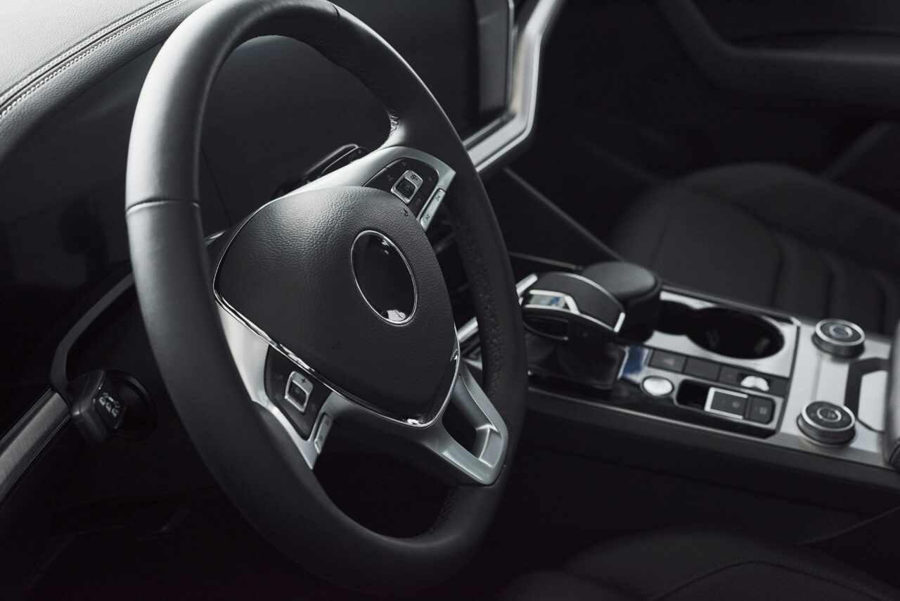 Se mai pot înmatricula în România mașinile cu volan pe dreapta? Cum poți trece fără probleme de RAR