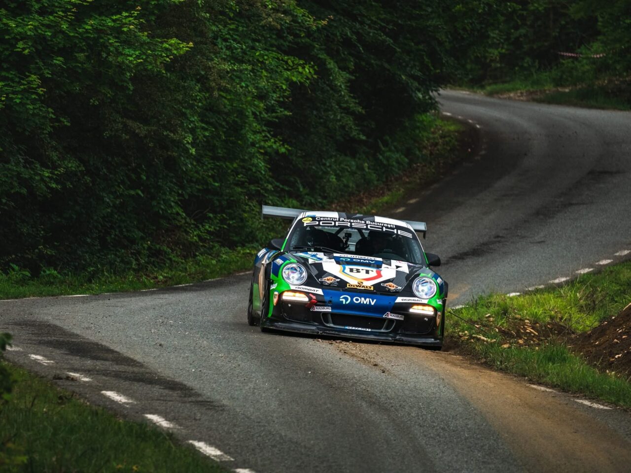 El e regele RALIURILOR din România: de zece ori campion absolut