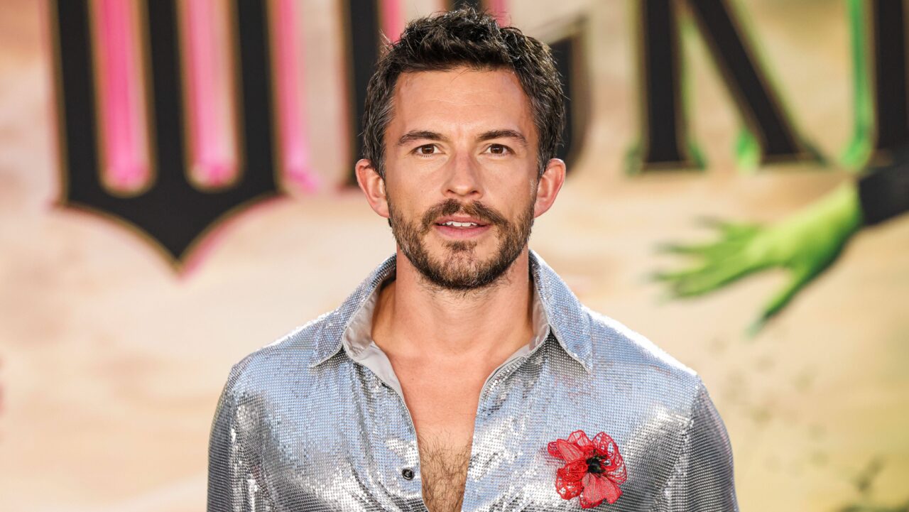 Revista People l-a desemnat pe actorul Jonathan Bailey este „cel mai sexy bărbat în viață”. Reacția actorului: „Este absurd”