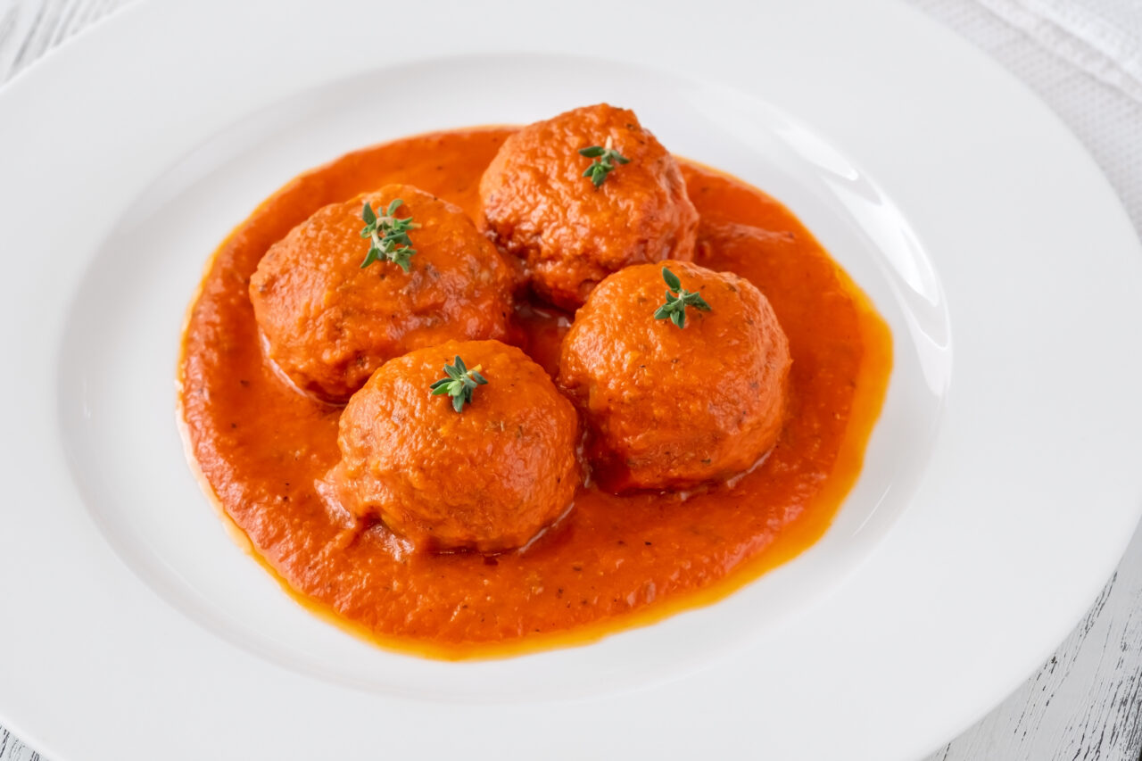 Cum prepari cel mai bun sos de roșii și chifteluțe perfecte, ca ale unui chef spaniol cu 10 stele Michelin