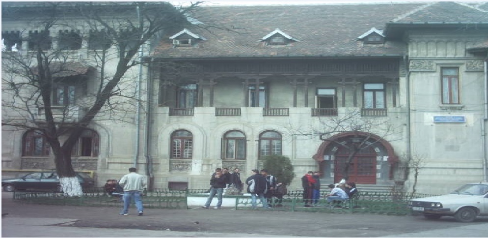 Elevii și personalul unui liceu din București, evacuați după ce a fost sesizat miros de gaze