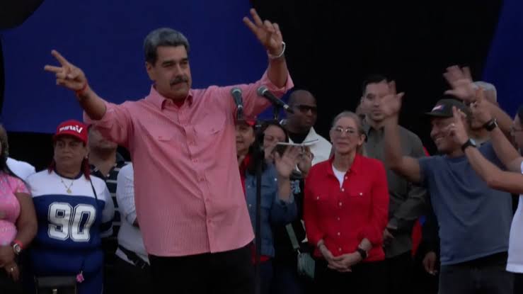 Maduro a fredonat piesa „Imagine” a lui John Lennon la un miting. Între timp, navele de război americane patrulează apele Venezuelei