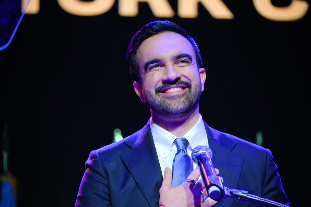 Cum poate fi caracterizat Zohran Mamdani, noul PRIMAR din New York: socialist, musulman, rapper. Portretul celui care l-a învins pe Trump