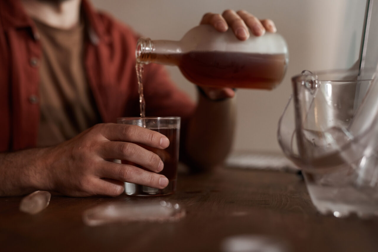 România, campioană la consumul de alcool în UE. De la ce vârstă încep să bea minorii