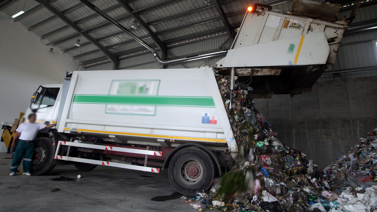 Un gunoier britanic, stupefiat de lucrurile pe care oamenii le aruncă în pubele. Ce îngroapă englezii la fundul tomberonului