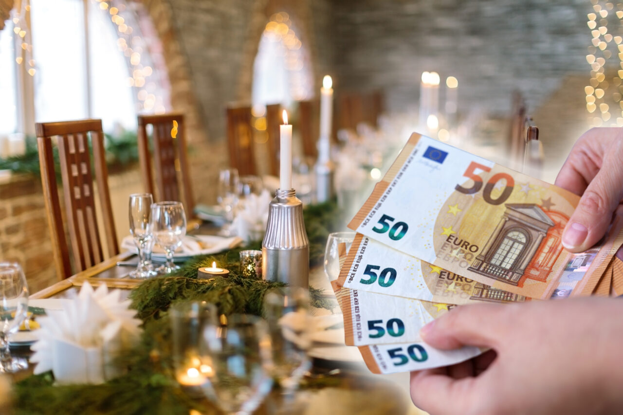 Motivul pentru care o familie a fost forțată să achite o taxă de 65 de euro într-un restaurant din Franța. Regula a generat controverse: „Scandalos”