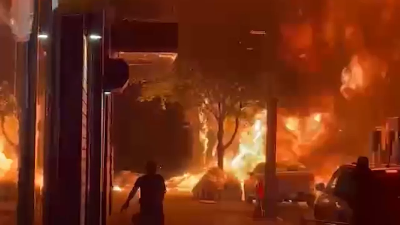 Imagini șocante din New York, surprinse pe cameră. O mașină a explodat în cartierul Bronx