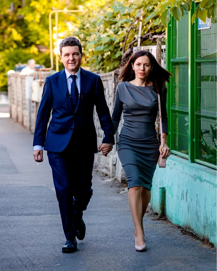 „Mi-aduc aminte foarte bine seara în care ne-am întâlnit”. Cum s-au cunoscut Nicușor Dan și Mirabela Grădinaru. A cucerit-o părul lui creț