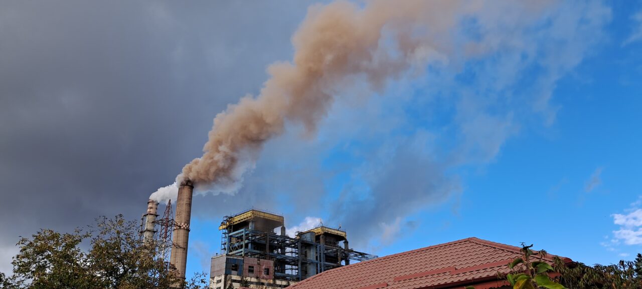 Oamenii din zona CET Craiova sunt disperați din cauza cenușei. Poluarea, la cote maxime. Cum arată mașinile și casele acoperite cu cenușă