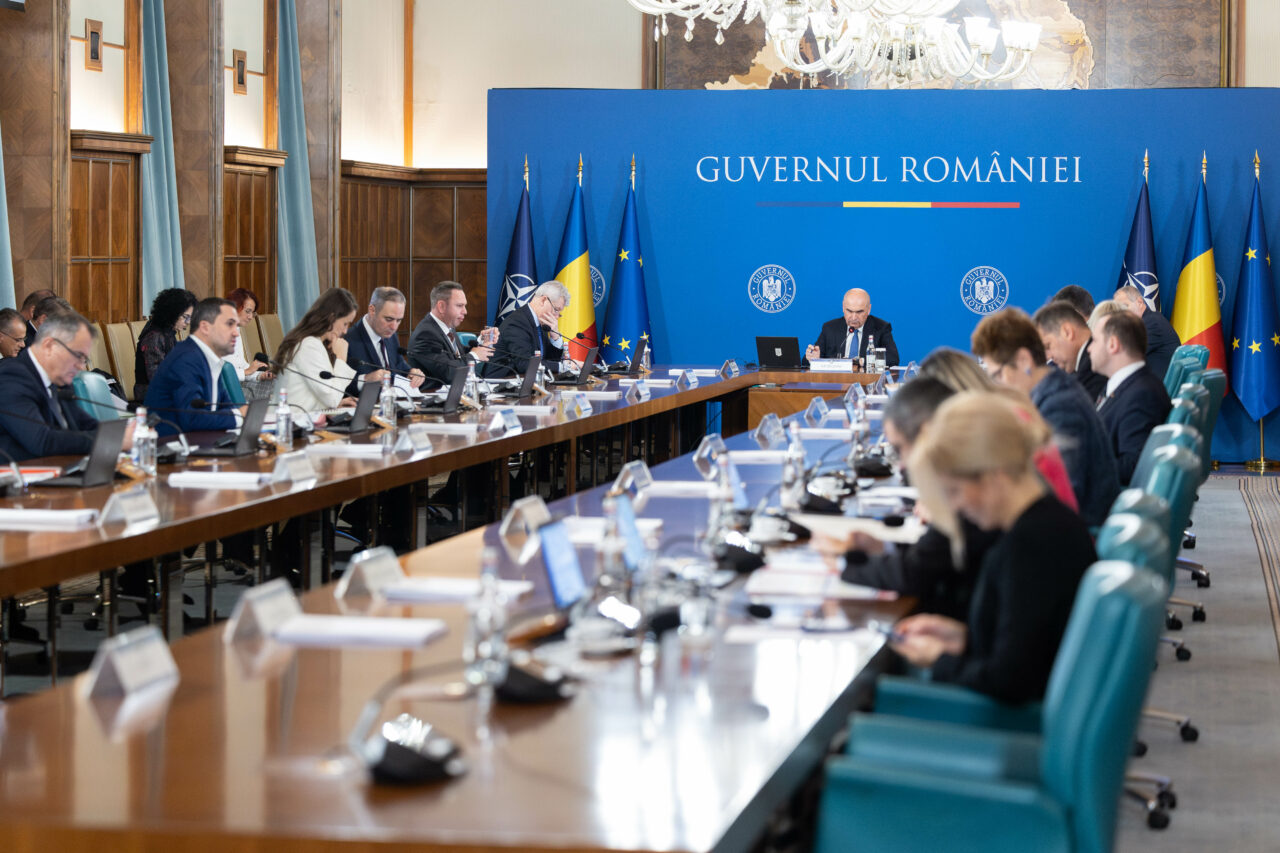 Guvernul Bolojan adoptă legea pensiilor magistraților și rectificarea bugetară. Marți își asumă răspunderea în Parlament pe pensiile speciale