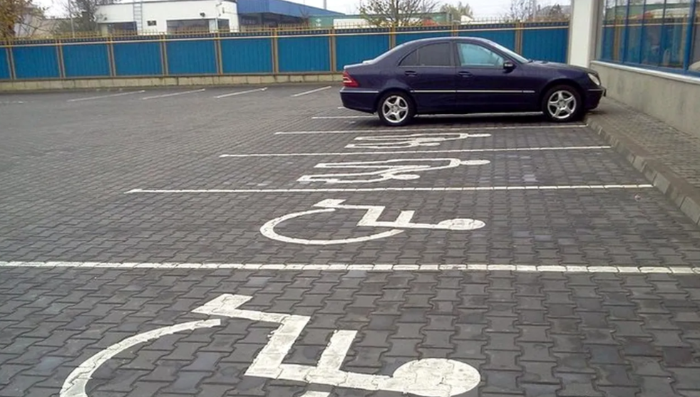 Parcarea pe locurile pentru persoane cu dizabilități: amenzi, ridicarea mașinii și cazier contravențional