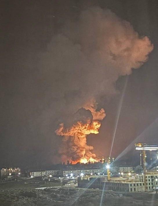 Dronele ucrainene au avariat un depozit de petrol din Rusia. Exporta 2.000.000 barili/zi