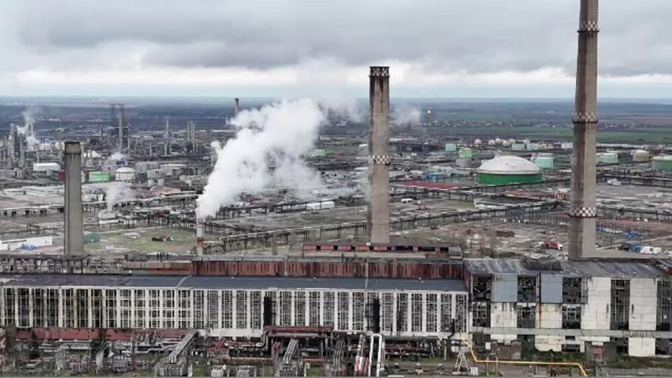 Ploieștiul este un oraș POLUAT și sufocat de mirosuri grele, fiind înconjurat de rafinării. Mulți locuitori s-au resemnat deja cu acest fapt