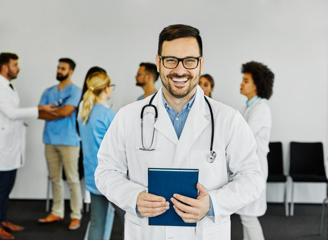 Peste 10.000 de candidaţi susţin azi concursul de intrare în rezidenţiat. Câte posturi sunt scoase la concurs