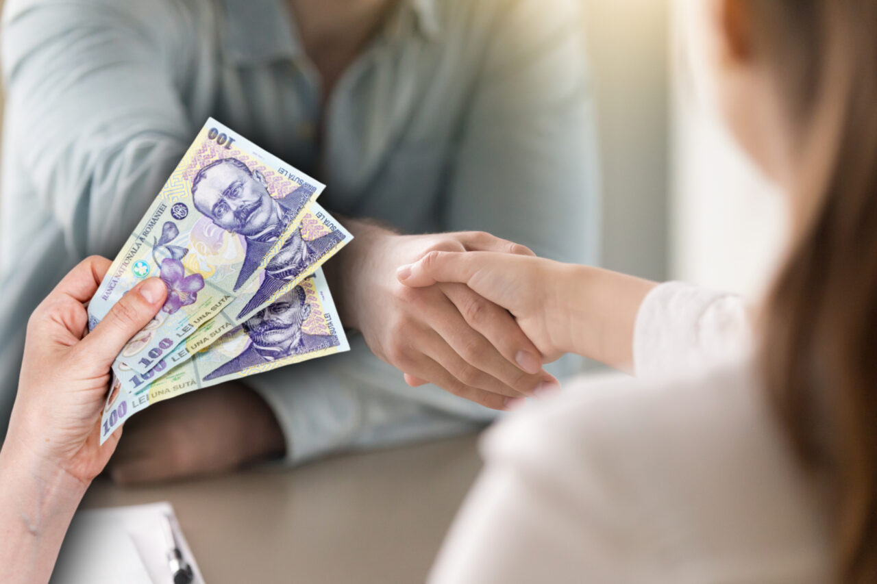 Prime de 1.000 și 1.250 de lei pentru tinerii aflați la primul loc de muncă. Cine ar putea beneficia de bani și în ce condiții