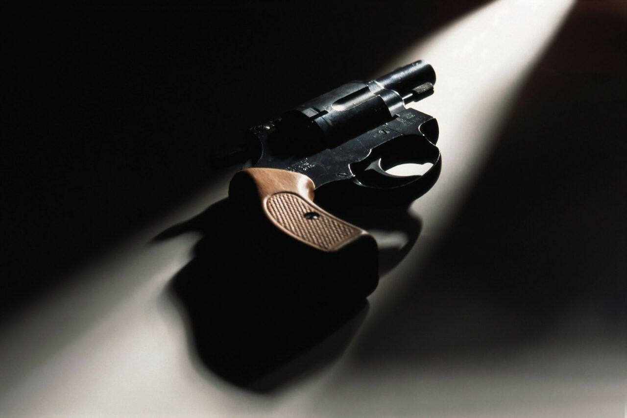 Tragedie la Roman: Un bărbat de 74 de ani s-a ÎMPUȘCAT în cap, live pe internet