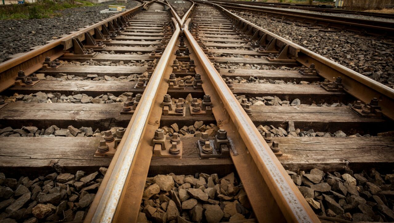 Misterul MORȚII tinerei găsită lângă o cale ferată din Bacău, elucidat. Ultimele clipe din viață. Cine i-a mutat trupul