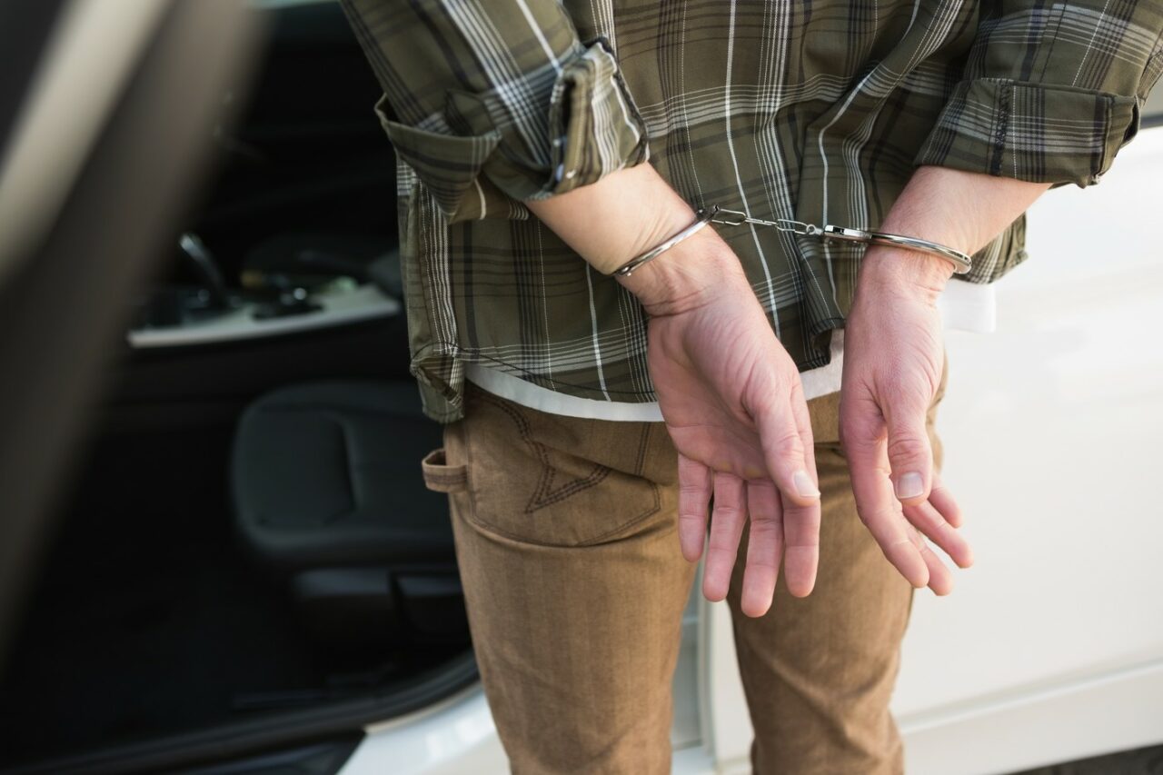 Doi români, arestați în Elveția după ce vameșii i-au descoperit cu mai multe BIJUTERII ascunse în pâine și în motorul mașinii