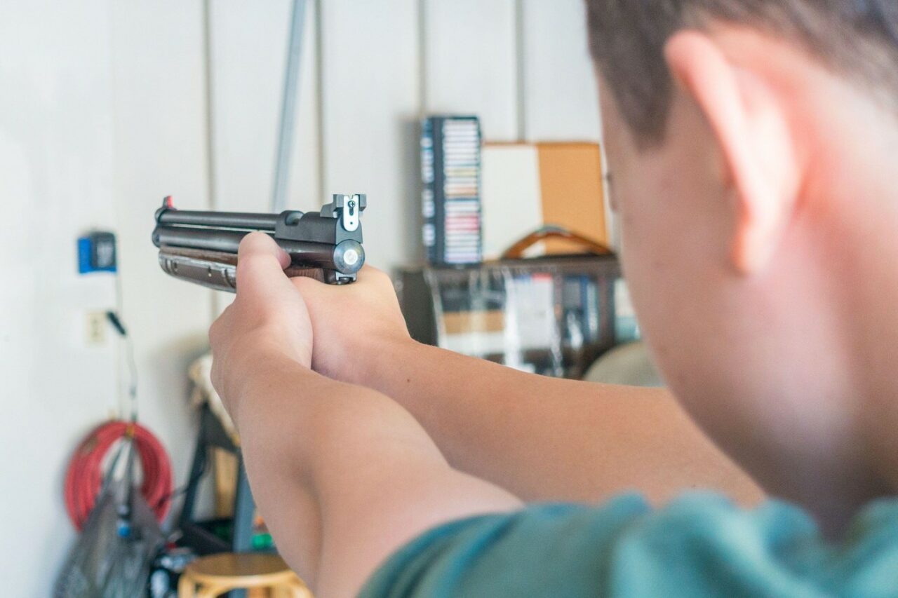 Povestea unui bărbat care a trăit 40 de ani cu un GLONȚ în cap fără să știe. Totul a plecat de la un joc din copilărie: „Fratele meu m-a împușcat”