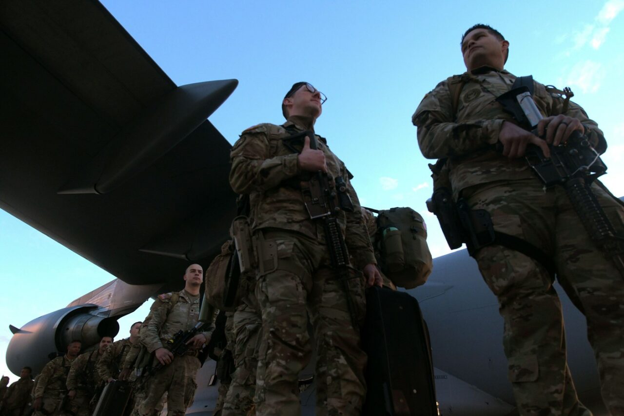 Alertă la baza militară din SUA vizitată de Trump. Mai multe persoane s-au îmbplnăvit după ce au primit un pachet suspect cu pulbere albă