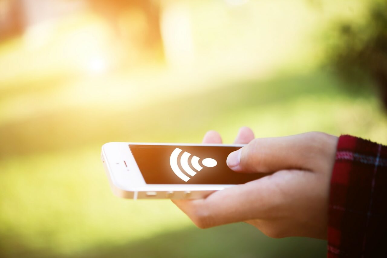 Pericolul ascuns din spatele Wi-Fi-ului gratuit. Cum îți pot fura HACKERII datele în câteva secunde