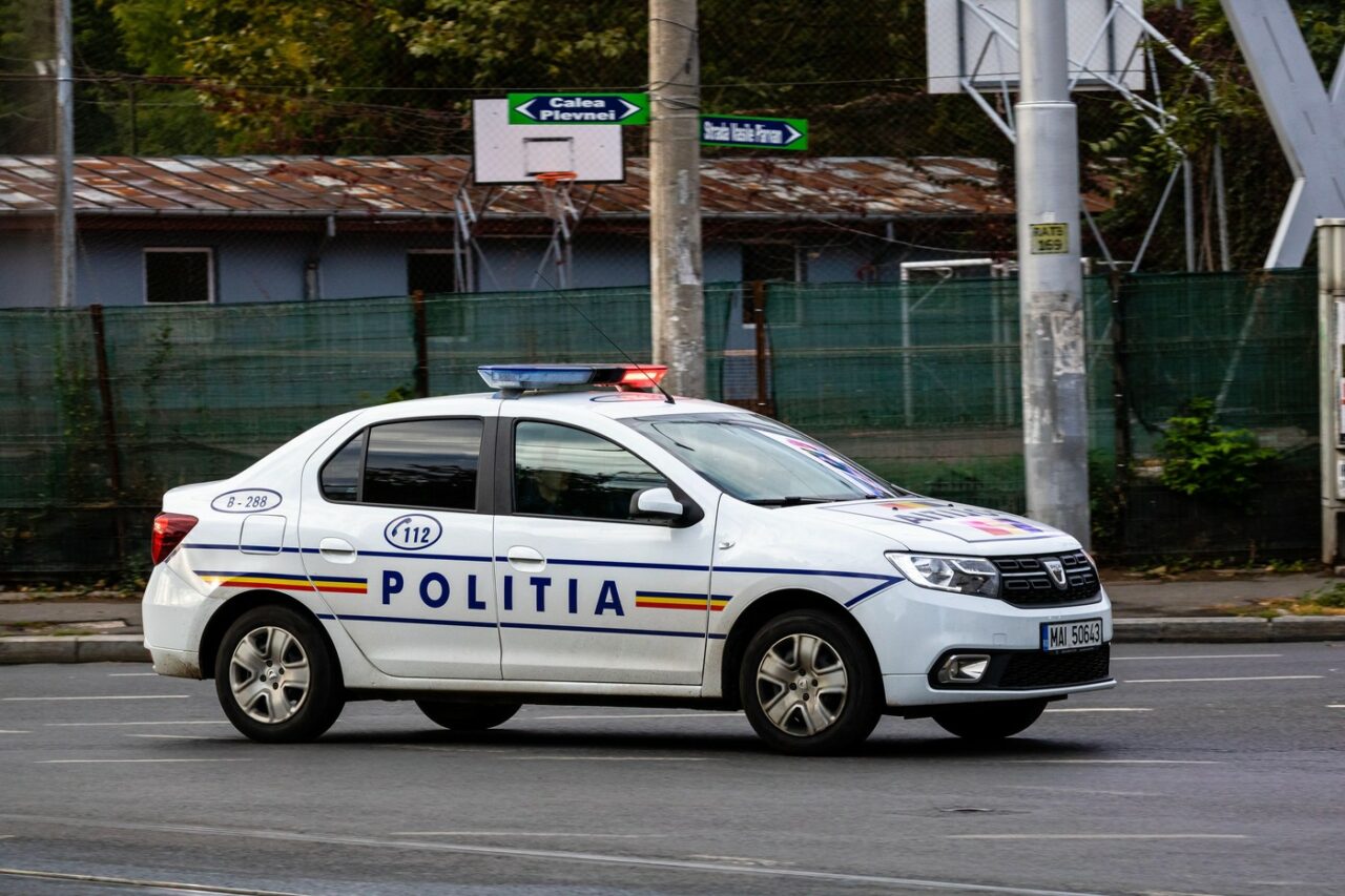 Incident în Prahova. Doi oameni au fost prinși sub un mal de pământ