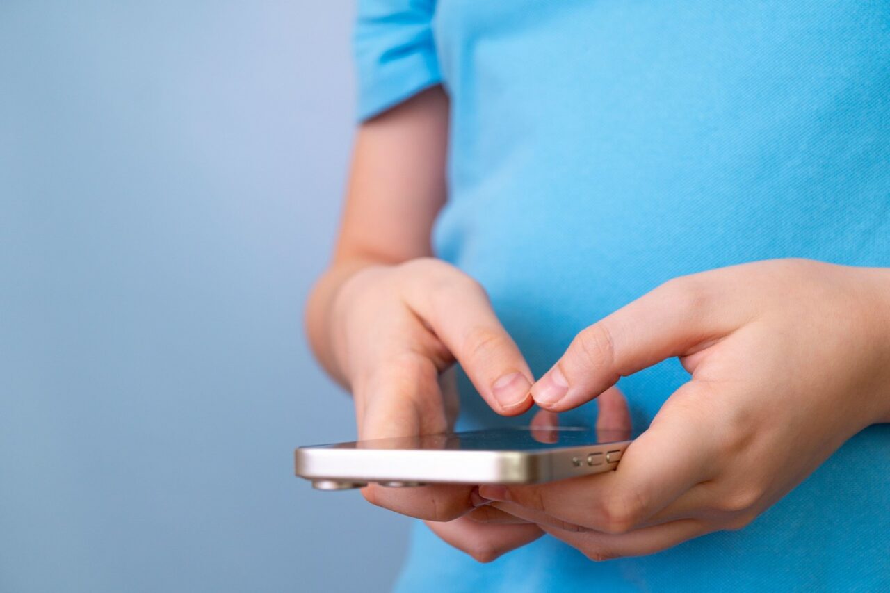 La ce riscuri te supui dacă ai localizarea cuiva pe telefon fără acordul persoanei. Cât de gravă este încălcarea intimității