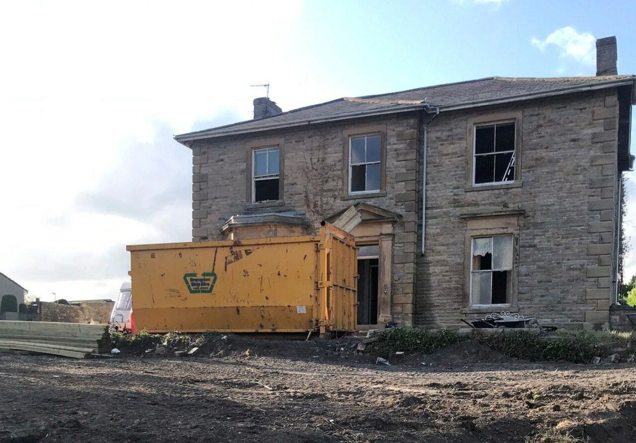 Doi pensionari au cumpărat un CONAC în ruină, pe care l-au renovat, dar ce a urmat i-a impresionat până și pe ei