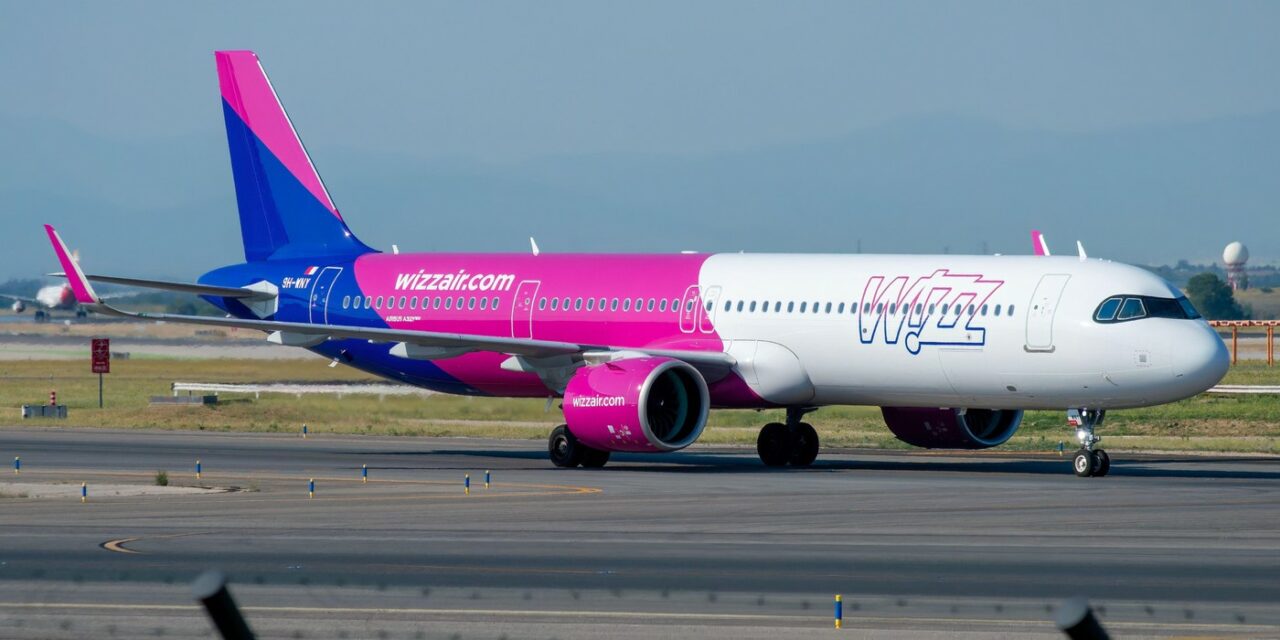 Incendiu la un avion Wizz Air care tocmai aterizase pe Aeroportul Băneasa. Peste 200 de pasageri au fost evacuați