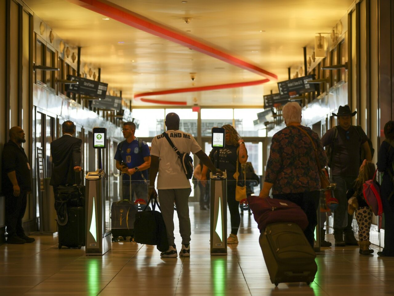 Haos pe zeci de aeroporturi americane. Sute de zboruri ANULATE din cauza blocajului guvernamental
