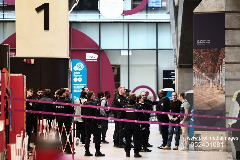 Împușcături în cea mai mare gară din PARIS. Un bărbat înarmat cu un cuțit a fost reținut în gara din Montparnasse
