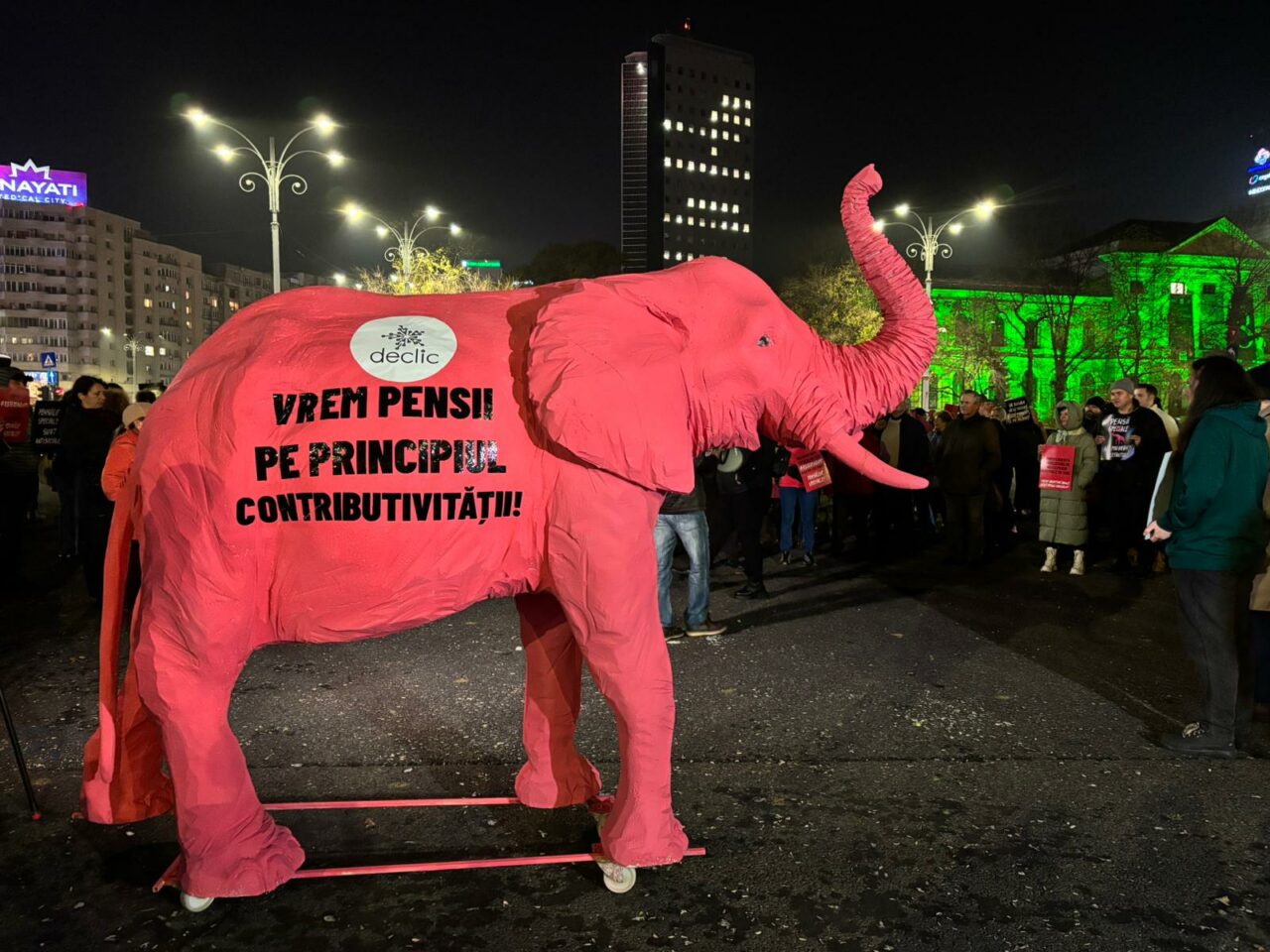 Oamenii strigă în Piața Victoriei împotriva pensiilor speciale: „Ei cu speciala, noi cu cheltuaiala”