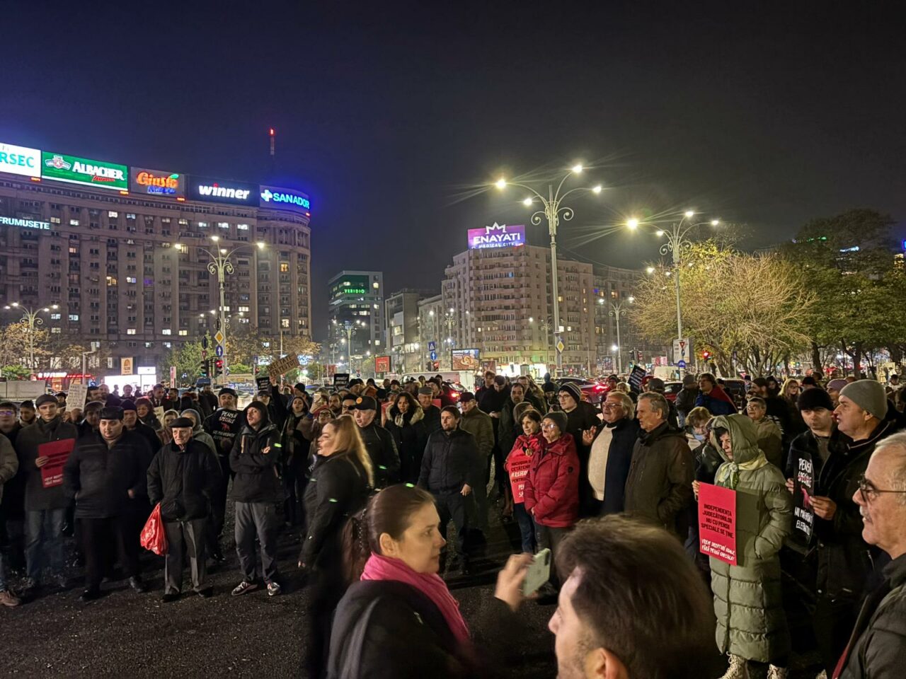 Un nou protest la Piața Victoriei. Câteva zeci de oameni afișează mesaje pentru Ilie Bolojan