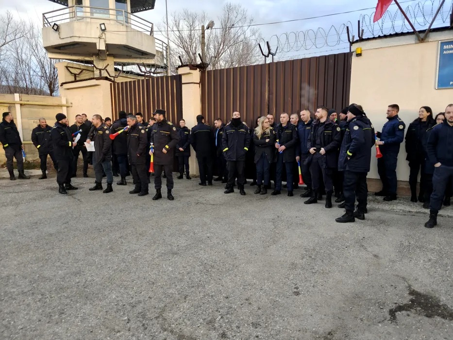 Protestele din penitenciare ar putea provoca haos. Sindicatele anunță blocarea activităților, iar polițiștii vor refuza munca suplimentară