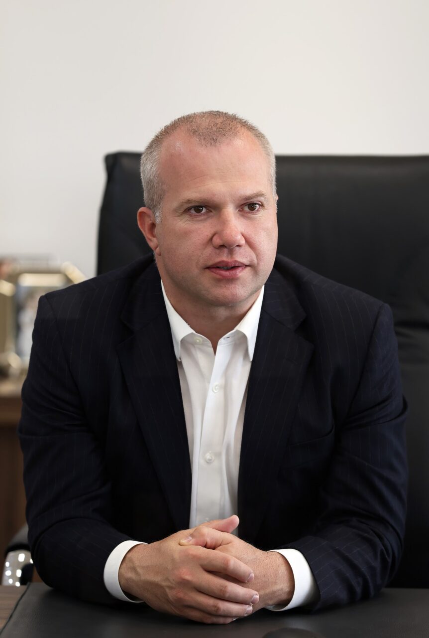 Premierul a intrat pe contrasens cu primarul din Galaţi. Ionuţ Pucheanu: „Galațiul nu este pușculița lui Bolojan. Dacă tot jucăm ‹la impuse›”