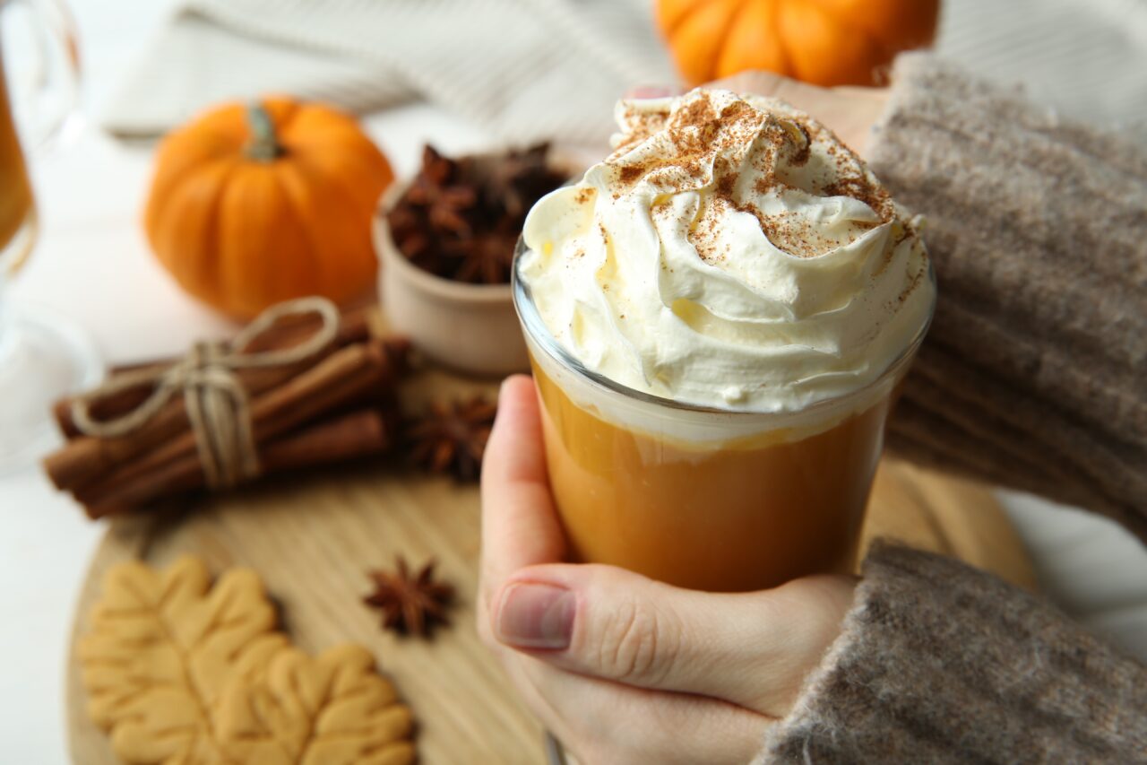 „Pumpkin Spice Latte”, băutura care a devenit un fenomen global, dar care ascunde o istorie sumbră. Ce conține, de fapt
