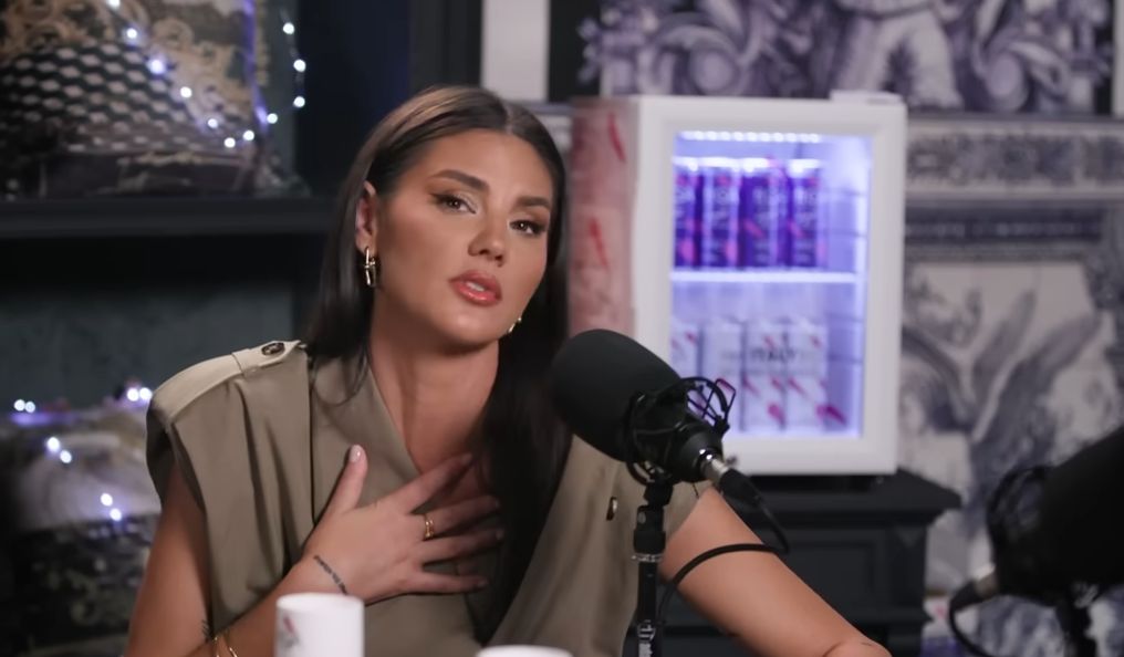 FOTO. Ramona Olaru e singură de patru ani. ”M-am dus la o doamnă și mi-a zis că am CUNUNIILE legate dintr-o altă viață”