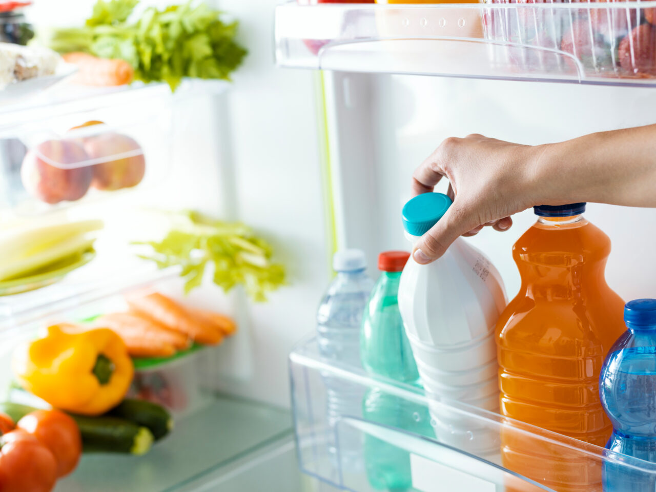 Șase tipuri de alimente pe care să NU le pui niciodată pe ușa frigiderului, potrivit nutriționiștilor