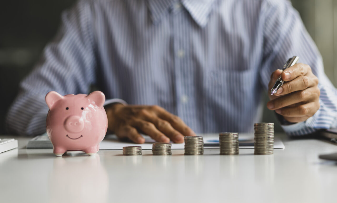 Pensia medie pe care o vor încasa pensionarii români până în 2044. Cât vor crește veniturile