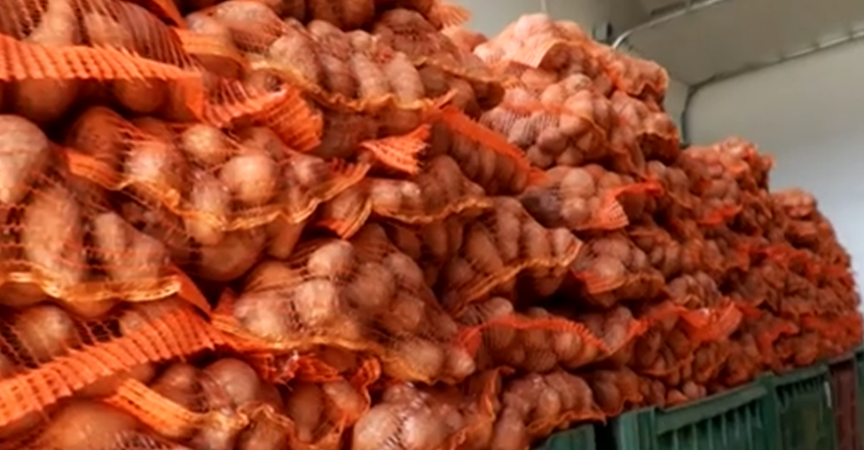 Ioan, un fermier din Săcele, a dat lovitura în afaceri. Își vinde cartofii direct prin easybox