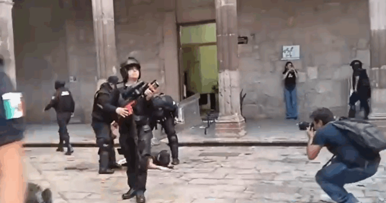 Proteste violente în Mexic, după asasinarea unui primar în timpul sărbătorii „Día de los Muertos“. Manifestanții au luat cu asalt Palatul Guvernului