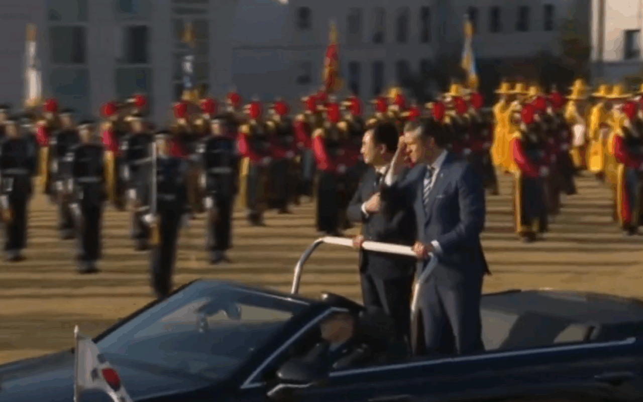 Primire inedită a șefului Pentagonului în Seul. Pete Hegseth a salutat garda de onoare dintr-o mașină decapotabilă